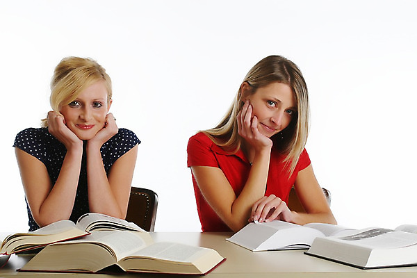 포토 JPG 해외이미지 직업 학생 여자 행복 과학 비즈니스 졸업 탁자 앉기 두명 책 스터디 금발 사무실 독서 유행 도시 작업 비즈니스우먼 도서관 강의 읽기 만족 교과서 흰배경 완벽 해외202004 해외포토 헤어스타일 교육 감정 가구 백그라운드 컨셉 모션 교재 사람 학습 흰색 직장인 파일형식 이미지허브