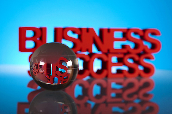 포토 JPG 해외이미지 비즈니스 성공 실내 타이포그라피 사람없음 반사 파란배경 유리구슬 해외202004 해외포토 문자 백그라운드 컨셉 유리 내부 파란색 구슬 파일형식 이미지허브