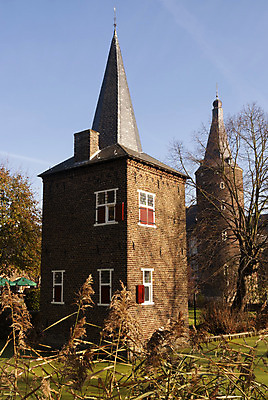 포토 JPG 해외이미지 나무 하늘 벽돌 사람없음 건물 물 반사 나뭇가지 연못 중세 정사각형 첨탑 기념물 천연기념물 해외202004 해외포토 자연요소 도형 식물 건축물 탑 역사 파일형식 이미지허브