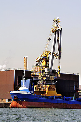 포토 JPG 해외이미지 산업 바다 비즈니스 교통시설 사람없음 물 파란색 글로벌 항구 황혼 프랑스 화물 보트 컨테이너 상인 지중해 조선소 기중기 수납 포트 타운 무거움 마르세유 수입 유조선 터미널 해외202004 해외포토 자연요소 유럽 컬러 교통 배_교통 일몰 운송업 도시 중장비 무게 시설 파일형식 이미지허브