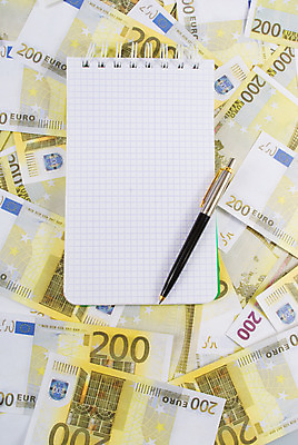 포토 JPG 해외이미지 디자인 종이 백그라운드 컨셉 지폐 돈 비즈니스 텍스트 사람없음 초록색 사무실 펜 노란색 우주 검은색 쪽지 공백 유로 기록 오픈 발표 그룹 메시지 재산 편지 오브젝트 싱글 문서 슛 페이지 어려움 조언 공급 목차 해외202004 해외포토 컬러 금융 필기구 파일형식 이미지허브