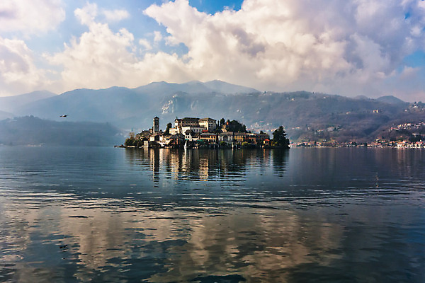 포토 JPG 해외이미지 나무 구름 유럽 문화 호수 섬 여행 건축양식 산 거리 주택 사람없음 건물 교회 평화 마을 식당 봄 이탈리아 보트 수도원 산기슭 피에몬테 해외202004 해외포토 자연요소 식물 건축물 계절 건축 나라 컨셉 배_교통 종교건축 상점 파일형식 이미지허브