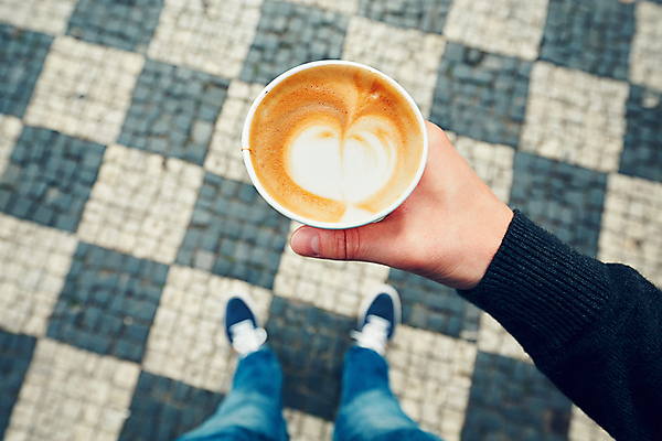 포토 JPG 해외이미지 라이프스타일 손 종이 커피 음료 비즈니스 아침 따뜻함 미술 사람 사람없음 컵 갈색 산책 거품 카페 우유 흰색 하트 신선 잡기 뜨거움 보행자 보행로 맛 아로마 테이크아웃 향 에스프레소 바둑 중독 단절 라떼 카페인 제의 필요 해외202004 해외포토 주간 모양 식기 길 컬러 컨셉 모션 놀이 문화예술 휴식 유제품 생활 신체부위 상점 파일형식 이미지허브