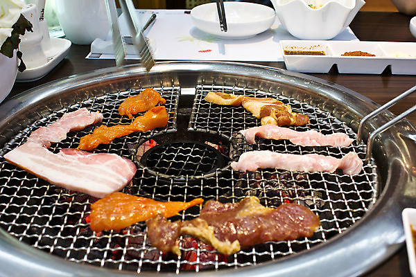 포토 JPG 해외이미지 접시 아시아 음식 불 뼈 한국 육류 돼지고기 동양인 사람없음 목재 옆모습 빨간색 일본 식사 저녁식사 봄 샐러드 소고기 매트 흰색 그릴 바비큐 굽기 양배추 훈제 바비큐립 점심식사 절임 해외202004 해외포토 자연요소 나무 식기 계절 나라 뷰포인트 컬러 채소 식재료 재료 주방용품 인종 구이 파일형식 이미지허브