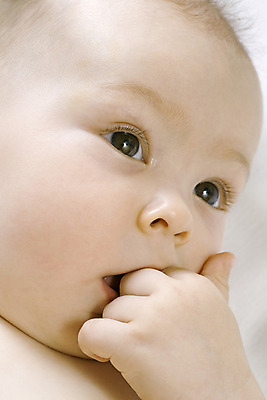 포토 JPG 해외이미지 백인 손 실내 한명 소년 아기 닫기 러시아 해외202004 해외포토 서양인 1 남자 유럽 어린이 모션 사람 내부 신체부위 파일형식 이미지허브