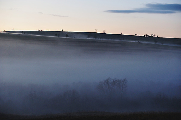 포토 JPG 해외이미지 백그라운드 자연 하늘 아침 산 풍경 사람없음 파란색 빛 햇빛 일출 환경 일몰 새벽 안개 숲 뿌연 해외202004 해외포토 주간 자연요소 컬러 날씨 태양 노을 생태계 파일형식 이미지허브