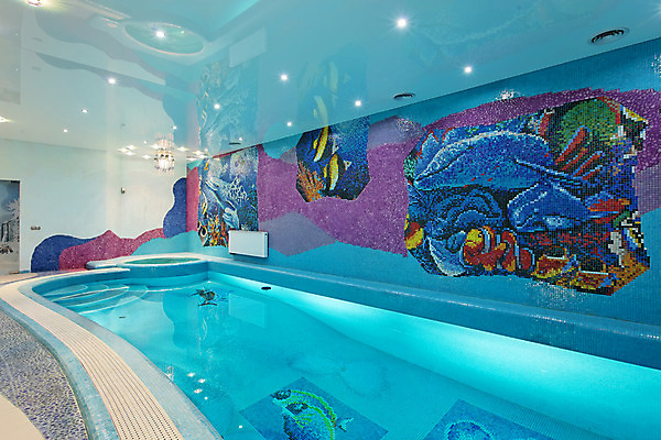 포토 JPG 해외이미지 라이프스타일 디자인 휴가 휴식 주택 실내 건강 어류 사람없음 내부 장식 물 파란색 빛 반사 수영 스파 침묵 젖음 고급 타일 천장 휴양지 모자이크 해외202004 해외포토 자연요소 컬러 컨셉 건물 생활 수중동물 소리 장소 수상스포츠 파일형식 이미지허브