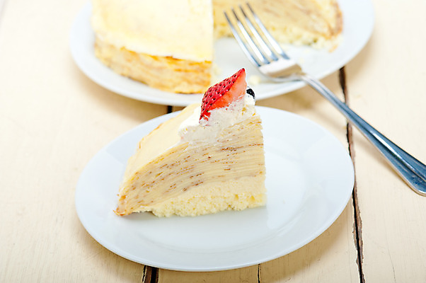 포토 JPG 해외이미지 접시 조각 포크 딸기 단면 사람없음 케이크 달콤 생크림 나무탁자 크레이프 해외202004 해외포토 식기 과일 탁자 디저트 맛 크림 파일형식 이미지허브