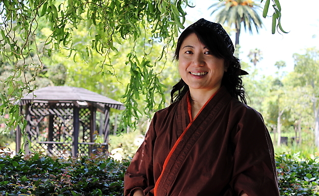 포토 JPG 해외이미지 전통 라이프스타일 옷 여자 행복 아시아 문화 얼굴 한명 미소 사람 동양인 여러명 성인 야외 초록색 일본 목도리 기쁨 신선 업무 기모노 해외202004 해외포토 1 잡화 감정 나라 컬러 다수 표정 인종 생활 신체부위 작업 일본전통의상 파일형식 이미지허브