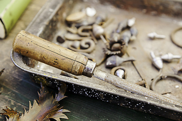 포토 JPG 해외이미지 직업 손 백그라운드 탁자 바닥 주택 사람없음 목재 상점 여러개 침묵 장비 수확 골동품 흰색 도구 공구 업무 작업실 널 망치 목수 무역 목공예 잡동사니 수공예 고립 대패 부스러기 설치 수목 옛날 작업대 합판 파케트 해외202004 해외포토 나무 산업 컬러 가구 다수 농업 재료 건물 신체부위 소리 작업 공예 파일형식 이미지허브