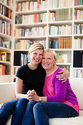 포토 JPG 해외이미지 백인 응시 여자 딸 행복 2 가족 관계 포옹 엄마 주택 함께함 사랑 사람 앉기 상반신 20대 두명 소파 카메라 기쁨 60대 은퇴 간호 세대 내추럴 간병인 나란히 옛날 유대감 해외202004 해외포토 서양인 직업 시선 노년 감정 컨셉 의자 안기 모션 청년 건물 전자제품 파일형식 이미지허브