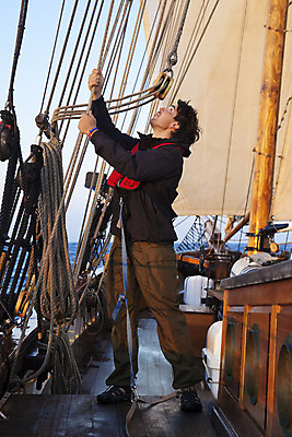 포토 JPG 해외이미지 백인 직업 1 남자 밧줄 스포츠 바다 여행 포즈 요트 노동자 항해 한명 사람 20대 성인 야외 세로 물 힘 잡기 업무 작업 보트 당기기 크루즈 승무원 갑판 함선 선원 노력 고집 레가타 해외202004 해외포토 자연요소 서양인 줄 배_교통 모션 청년 파일형식 이미지허브