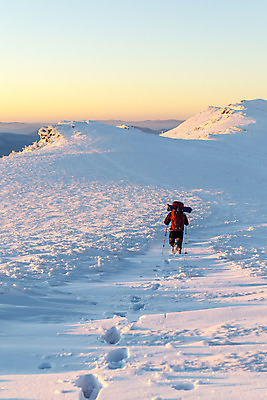 포토 JPG 해외이미지 1 계절 길 여행 겨울 오렌지 배낭 자국 자연 하늘 휴가 산 그림자 한명 사람 풍경 야외 파란색 햇빛 여행객 황혼 산책 등산 트래킹 하이킹 정상 저녁 오솔길 고도 언덕 장면 산악지대 방법 우크라이나 눈내림 해외202004 해외포토 유럽 컬러 가방 과일 레저 휴식 눈_날씨 태양 일몰 야간 생태계 파일형식 이미지허브