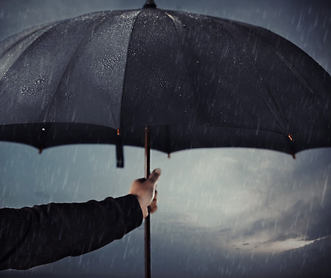 포토 JPG 해외이미지 손 계절 컨셉 우산 하늘 날씨 한명 사람 풍경 야외 신체부위 검은색 젖음 흐름 잡기 비 빗방울 팔 흐림 해외202004 해외포토 자연요소 1 컬러 모션 비_날씨 파일형식 이미지허브