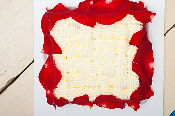 포토 JPG 해외이미지 꽃잎 사람없음 장미 케이크 달콤 생크림 나무배경 해외포토 꽃 백그라운드 디저트 맛 크림 파일형식 이미지허브