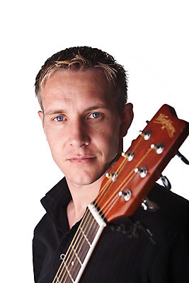 포토 JPG 해외이미지 옷 남자 얼굴 악기 셔츠 한명 사람 머리 검은색 음악가 기타 흰배경 기타리스트 해외202004 해외포토 직업 1 음악 컬러 백그라운드 상의 현악기 신체부위 연주자 흰색 파일형식 이미지허브