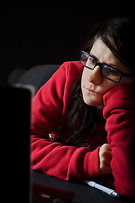 포토 JPG 해외이미지 백인 학생 응시 여자 교육 안경 얼굴 백그라운드 인터넷 피곤 한명 사람 빨간색 노트북 스터디 컴퓨터 스크린 공책 어둠 업무 네트워크 야간 저녁 지루함 스웨터 집중 중독 거짓말 소셜 흥미 해외202004 해외포토 자연요소 서양인 1 시선 잡화 감정 컬러 컨셉 상의 문구용품 신체부위 전자제품 학습 작업 파일형식 이미지허브