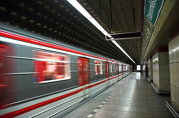 포토 JPG 해외이미지 실루엣 유럽 여행 교통시설 모션 자동차 전등 사람 사람없음 내부 빨간색 초록색 반사 힘 기차 도시 터널 전철 역 소프트포커스 아래 속도 통로 출퇴근 장면 승객 체코 프라하 지하 엔진 일반 빛망울 땅바닥 떠남 철강 통근 해외202004 해외포토 나라 길 육상교통 컬러 교통 비즈니스 조명 대중교통 바닥 촬영기법 빛 방향 시설 출근 위치 파일형식 이미지허브