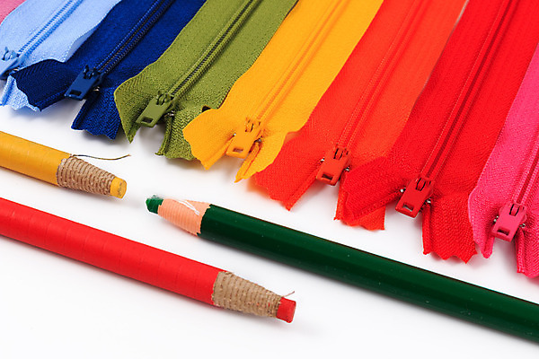 포토 JPG 해외이미지 디자인 분홍색 백그라운드 패턴 추상 색연필 사람없음 빨간색 초록색 파란색 세트 컬러풀 연필 노란색 보라색 검은색 흰색 오브젝트 지퍼 재단 스타일 해외202004 해외포토 컬러 무늬 학용품 필기구 파일형식 이미지허브