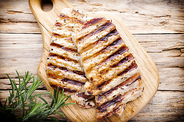 포토 JPG 해외이미지 접시 음식 조각 부분 육류 돼지고기 스테이크 사람없음 쌓기 소고기 그릴 바비큐 자르기 굽기 허브 향신료 오브젝트 날것 로즈메리 등심 해외202004 해외포토 식물 식기 식재료 모션 주방용품 서양음식 구이 향미료 파일형식 이미지허브