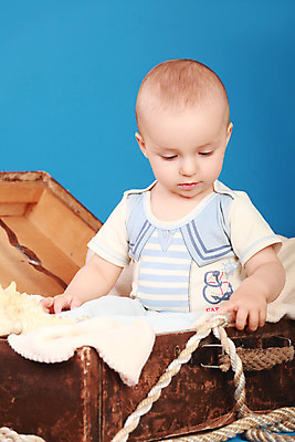 포토 JPG 해외이미지 1 옷 행복 얼굴 어린이 바다 백그라운드 장난 놀이 한명 사람 정장 소년 파란색 기쁨 흰색 아기 달콤 작음 선원 부드러움 궤 돌봄 천진난만 해외202004 해외포토 남자 감정 컬러 컨셉 모션 신체부위 감각 맛 크기 파일형식 이미지허브