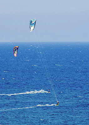 포토 JPG 해외이미지 유럽 스포츠 파도 바다 포즈 날개 하늘 표면 바람 항해 사람없음 야외 물 여름 파란색 태양 점프 힘 거품 자유 윈드서핑 수상스포츠 만 서핑 떨어짐 연 속도 역동적 서퍼 무임승차 스트랩 양발 우크라이나 제어 프리스타일 스플래쉬 수평선 해외202004 해외포토 사이프러스공화국 자연요소 계절 나라 컬러 컨셉 배_교통 모션 날씨 운동선수 놀이용품 승차 파일형식 이미지허브