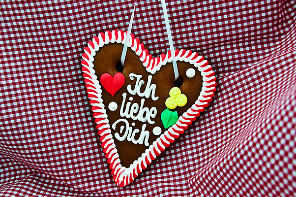 포토 JPG 해외이미지 모양 전통 드레스 유럽 별 음식 디저트 독일 사탕 사랑 사람없음 장식 빨간색 쿠키 얼음 하트 직물 인사 시장 달콤 설탕 굽기 심볼 크림 체크무늬 기념품 던들 뮌헨 옥토버페스트 바이에른 해외202004 해외포토 자연요소 옷 감정 나라 컬러 무늬 예절 맛 구이 오브젝트 파일형식 이미지허브