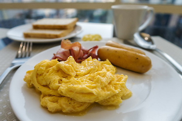 포토 JPG 해외이미지 접시 영어 커피 음식 빵 토마토 콩 감자 육류 요리 사람없음 옆모습 계란 숟가락 맑음 식사 버섯 튀김 뜨거움 소시지 아침식사 굽기 가득함 각도 토스트 베이컨 노른자 평야 해로움 해외202004 해외포토 문자 식기 음료 뷰포인트 컨셉 채소 식재료 자연 날씨 곡류 수저 돼지고기 알 가공식품 구이 파일형식 이미지허브