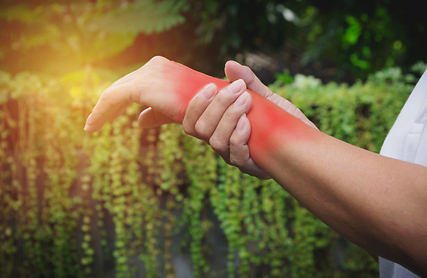 포토 JPG 해외이미지 백인 1 손 남자 백그라운드 컨셉 신체 텍스트 건강 병원 사람 성인 사람없음 빨간색 노트북 사무실 약 검은색 고통 터치 의사 잡기 업무 닫기 씻기 상처 손목 관절염 문제 팔 돌봄 옛날 해외202004 해외포토 서양인 감정 컬러 비즈니스 의학 모션 신체부위 전자제품 청결 의료진 작업 질병 파일형식 이미지허브