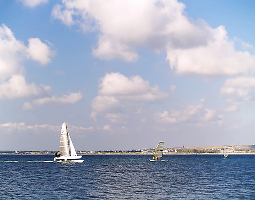 포토 JPG 해외이미지 파도 바다 여행 요트 하늘 바람 휴가 항해 사람 사람없음 물 파란색 햇빛 태양 우주 힘 윈드서핑 보트 서핑 고급 우아함 크루즈 속도 돛 장면 돛대 뱃놀이 해외202004 해외포토 자연요소 컬러 컨셉 배_교통 날씨 전통놀이 수상스포츠 파일형식 이미지허브