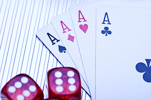 포토 JPG 해외이미지 실내 근접촬영 사람없음 트럼프 도박 카지노 주사위 흰배경 겜블 해외202004 해외포토 뷰포인트 백그라운드 내부 놀이용품 흰색 파일형식 이미지허브