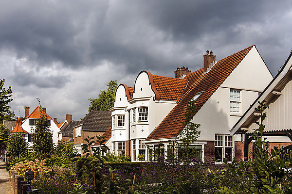 포토 JPG 해외이미지 구름 전통 건축양식 지붕 벽돌 거리 주택 사람없음 건물 빨간색 여름 정원 흰색 클래식 타일 네덜란드 이웃 줄서기 해외202004 해외포토 자연요소 건축물 계절 건축 유럽 컬러 컨셉 모션 파일형식 이미지허브