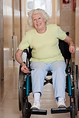 포토 JPG 해외이미지 백인 응시 여자 노년 행복 여유 의자 실내 건강 병원 한명 미소 사람 앉기 성인 고통 회색 환자 바퀴 복도 고독 장애인 은퇴 가득함 휠체어 안락의자 길이 시민 돌봄 옛날 재활 치유 혼자 의료성형뷰티 해외202004 해외포토 서양인 1 시선 감정 컬러 가구 의학 모션 표정 내부 치료 국민 장애 파일형식 이미지허브