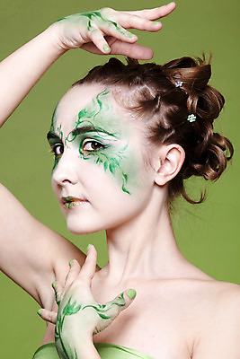 포토 JPG 해외이미지 백인 모델 1 헤어스타일 손 응시 여자 유럽 얼굴 요정 한명 사람 초록색 노란색 화장품 흰색 바디페인팅 해외202004 해외포토 서양인 시선 나라 컬러 신체부위 뷰티 파일형식 이미지허브