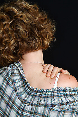 포토 JPG 해외이미지 여자 스포츠 신체 친절 스트레스 건강 한명 운동 고통 상처 연습 어깨 근육질 목 긴장 장애 부담 요통 해외202004 해외포토 1 감정 근육 사람 신체부위 몸매 허리통증 파일형식 이미지허브