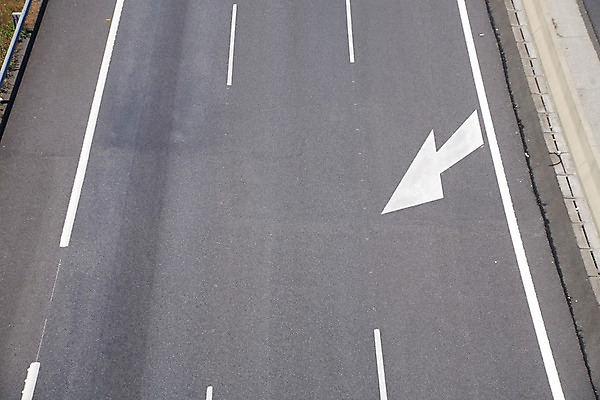 포토 JPG 해외이미지 아이콘 유럽 도로 길 선 여행 백그라운드 컨셉 교통시설 화살 아이디어 경고 사람없음 야외 가로 초록색 쪽지 페인트 회색 운전 흰색 도시 고속도로 보행로 숲 아스팔트 방향 심볼 사인 질감 신호 도로표지판 땅바닥 방법 선로 의무 조언 해외202004 해외포토 나라 컬러 교통 모션 바닥 표지판 시설 파일형식 이미지허브