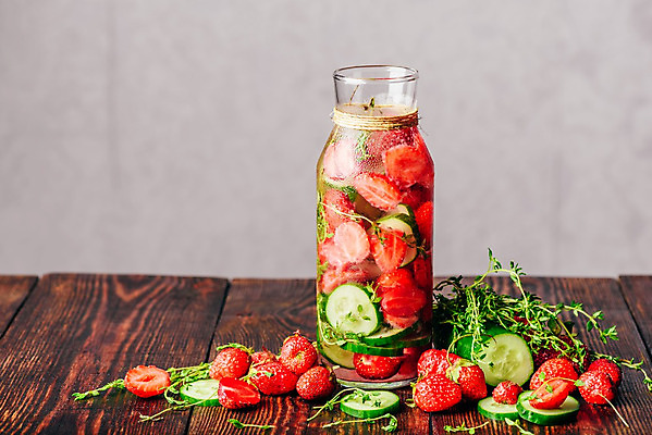 포토 JPG 해외이미지 라이프스타일 웰빙 열매 음료 음식 잎 다이어트 채소 과일 재료 딸기 오이 건강 사람없음 목재 물 여름 얼음 봄 에너지 신선 칵테일 항아리 맛 씻기 시원함 레모네이드 허브 향신료 상쾌 유기농 백리향 숙성 오레가노 채식주의자 투입 핸드메이드 카피스페이스 디톡스 비건 해외202004 해외포토 자연요소 나무 식물 계절 감정 컨셉 모션 주류 생활 청결 공백 도자기 채식 에이드 향미료 파일형식 이미지허브