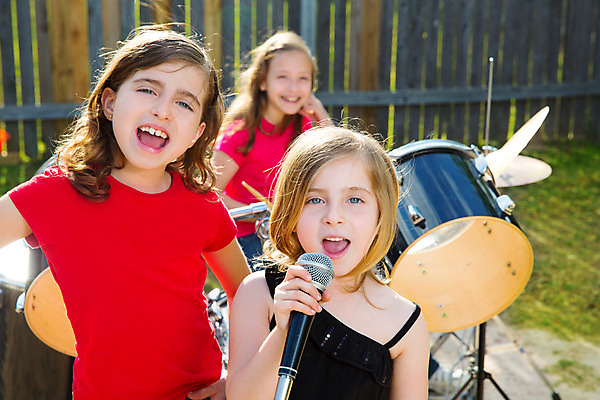 포토 JPG 해외이미지 주간 여자 어린이 음악 노래 들기 상반신 야외 앞모습 세명 마이크 즐거움 소녀만 해외202004 해외포토 자연요소 감정 뷰포인트 음향기기 모션 문화예술 사람 여자만 어린이만 파일형식 이미지허브