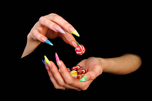 포토 JPG 해외이미지 손 여자 손가락 검은배경 사탕 들기 신체부위 검은색 잡기 손톱관리 네일아트 물건집기 해외202004 해외포토 컬러 백그라운드 모션 디저트 사람 뷰티 파일형식 이미지허브