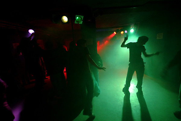 포토 JPG 해외이미지 실루엣 음악 백그라운드 놀이 성공 사람없음 세로 빛 금속 보라색 축제 어둠 소리 경기장 콘서트 공연 기쁨 연주자 음악가 도시 부채 그룹 군중 기회 예술가 쇼 시끄러움 기타리스트 생존 해외202004 해외포토 직업 감정 컬러 컨셉 스포츠시설 재질 문화예술 촬영기법 사람 이벤트 파일형식 이미지허브