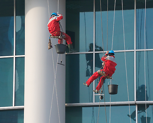 포토 JPG 해외이미지 주간 전신 남자 밧줄 매달리기 외벽 앉기 빌딩 성인 야외 두명 건물 뒷모습 반사 잡기 작업 청소부 유리창청소 성인남자만 해외202004 외벽청소 해외포토 자연요소 직업 건축물 줄 벽 뷰포인트 모션 사람 청소 남자만 성인만 파일형식 이미지허브