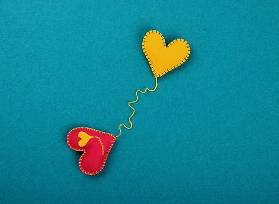 포토 JPG 해외이미지 모양 분홍색 2 함께함 창조 선물 사랑 미술 취미 사람없음 빨간색 파란색 컬러풀 장난감 노란색 보라색 하트 직물 실 연결 자주색 풍선 수공예 양모 펠트 핸드메이드 해외202004 해외포토 감정 컬러 컨셉 문화예술 공예 파일형식 천_직물 이미지허브