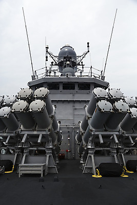 포토 JPG 해외이미지 교통시설 안테나 사람없음 항구 장비 회색 수비 미사일 갑판 시작 군용 싸움 함선 해군 군함 육군 명예 레이더 제어 해외202004 해외포토 컬러 교통 배_교통 통신 모션 군대 시설 파일형식 이미지허브