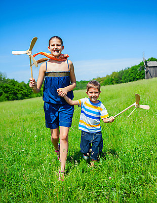 포토 JPG 해외이미지 백인 구름 여자 행복 어린이 2 놀이 하늘 휴식 함께함 미소 사람 소년 야외 두명 목재 초록색 여름 파란색 컬러풀 장난감 달리기 햇빛 태양 기쁨 풍차 자유 아기 원형 작음 언니 남동생 무료 해외202004 해외포토 자연요소 도형 서양인 나무 계절 남자 감정 컬러 컨셉 재료 가족 모션 표정 크기 자매 동생 파일형식 이미지허브