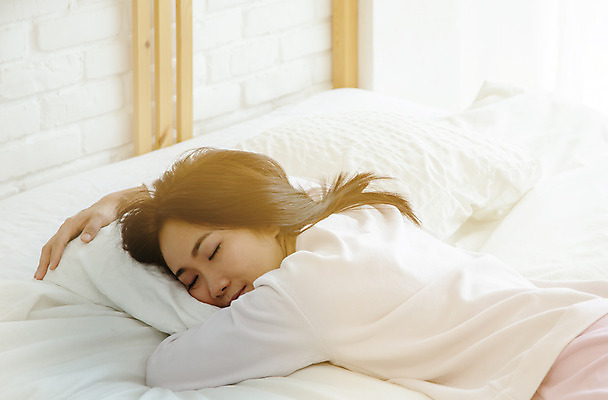 포토 JPG 해외이미지 손 여자 행복 베개 호텔 아침 휴식 주택 실내 따뜻함 사랑 한명 미소 동양인 빛 평화 꿈 방 터치 추위 흰색 침대 신선 잠 최고 야간 시원함 담요 걱정 낮잠 부드러움 거짓말 취침시간 해외202004 해외포토 주간 자연요소 1 감정 컬러 가구 컨셉 침구 숙소 표정 사람 인종 내부 건물 신체부위 감각 파일형식 이미지허브