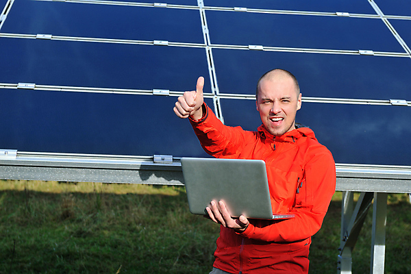 포토 JPG 해외이미지 주간 남자 한명 들기 상반신 성인 야외 앞모습 노트북 태양에너지 따봉 집열판 성인남자한명만 해외202004 해외포토 자연요소 1 뷰포인트 모션 사람 전자제품 최고 그린에너지 남자한명만 성인남자만 파일형식 이미지허브