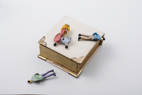 포토 JPG 해외이미지 실내 사람없음 책 흰배경 인물미니어처 해외202004 해외포토 백그라운드 내부 미니어처 흰색 파일형식 이미지허브