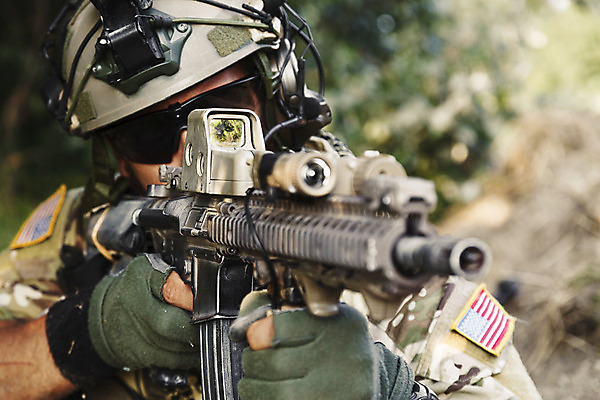 포토 JPG 해외이미지 무기 스포츠 포즈 유니폼 산 군대 한명 사람 야외 힘 일몰 총 가리킴 수비 성조기 목표 공격 군용 싸움 전쟁 보안 조준 육군 사수 병정 모집 전쟁터 보병 순찰 작전 특공대 특별함 폭행 해병대 해외202004 해외포토 1 옷 컨셉 모션 안전 손짓 노을 폭력 범죄 국기 특수부대 파일형식 이미지허브