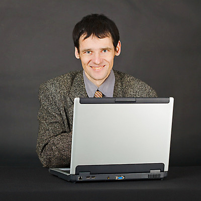 포토 JPG 해외이미지 직업 1 학생 응시 남자 감정 얼굴 백그라운드 컨셉 인터넷 비즈니스 그림자 한명 미소 사람 앉기 정장 성인 노트북 컴퓨터 사무실 검은색 공책 어둠 흰색 업무 작업 비즈니스맨 야간 책상 정사각형 프로그래머 해외202004 해외포토 자연요소 도형 시선 옷 컬러 가구 모션 문구용품 표정 신체부위 전자제품 직장인 파일형식 이미지허브