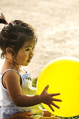 포토 JPG 해외이미지 공원 호수 어린이 관리 한명 앉기 동양인 청년 노란색 아기 잡기 태평양 풍선 해외202004 해외포토 1 공공시설 바다 컬러 모션 사람 인종 성인 파일형식 이미지허브